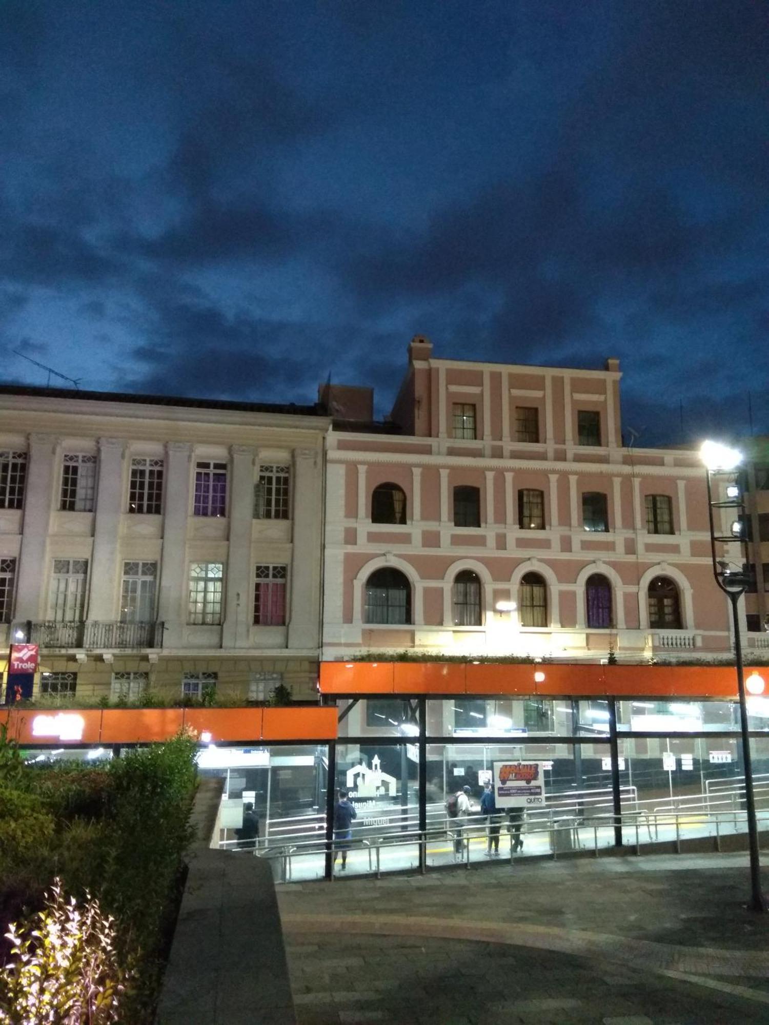 Hostal Mediodia Vandrarhem Quito Exteriör bild