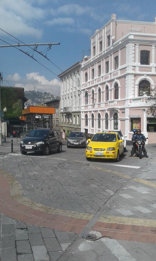 Hostal Mediodia Vandrarhem Quito Exteriör bild